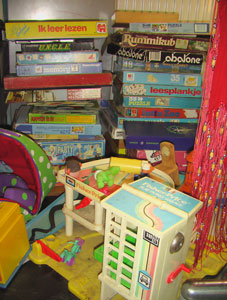 2010 28 08 voorraad spelletjes en speelgoed.jpg